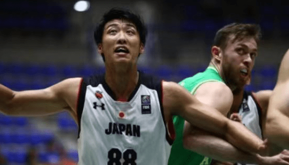 媒体人：邵佳一的最大优势就是省钱、超级省钱（媒体人称：邵佳一最突出的优点是极其节俭）