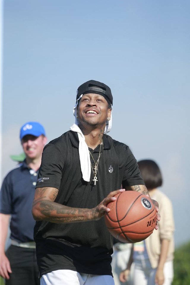 镜报：麦克托米奈上赛季意甲收官战亲签球衣成交价超2.4万欧（镜报：麦克托米奈意甲赛季收官战亲笔签名球衣拍卖价突破2.4万欧元）