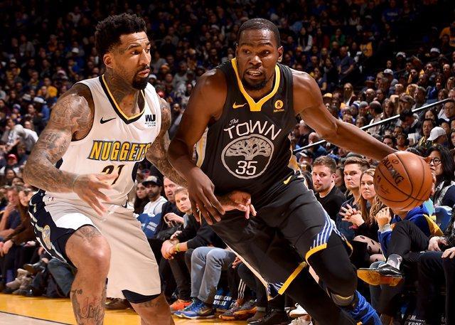 大乌龙！勇士队记：库里是左腿遭遇股四头肌挫伤，而不是右腿（闹乌龙！勇士记者更正：库里伤在左腿股四头肌，非右腿）